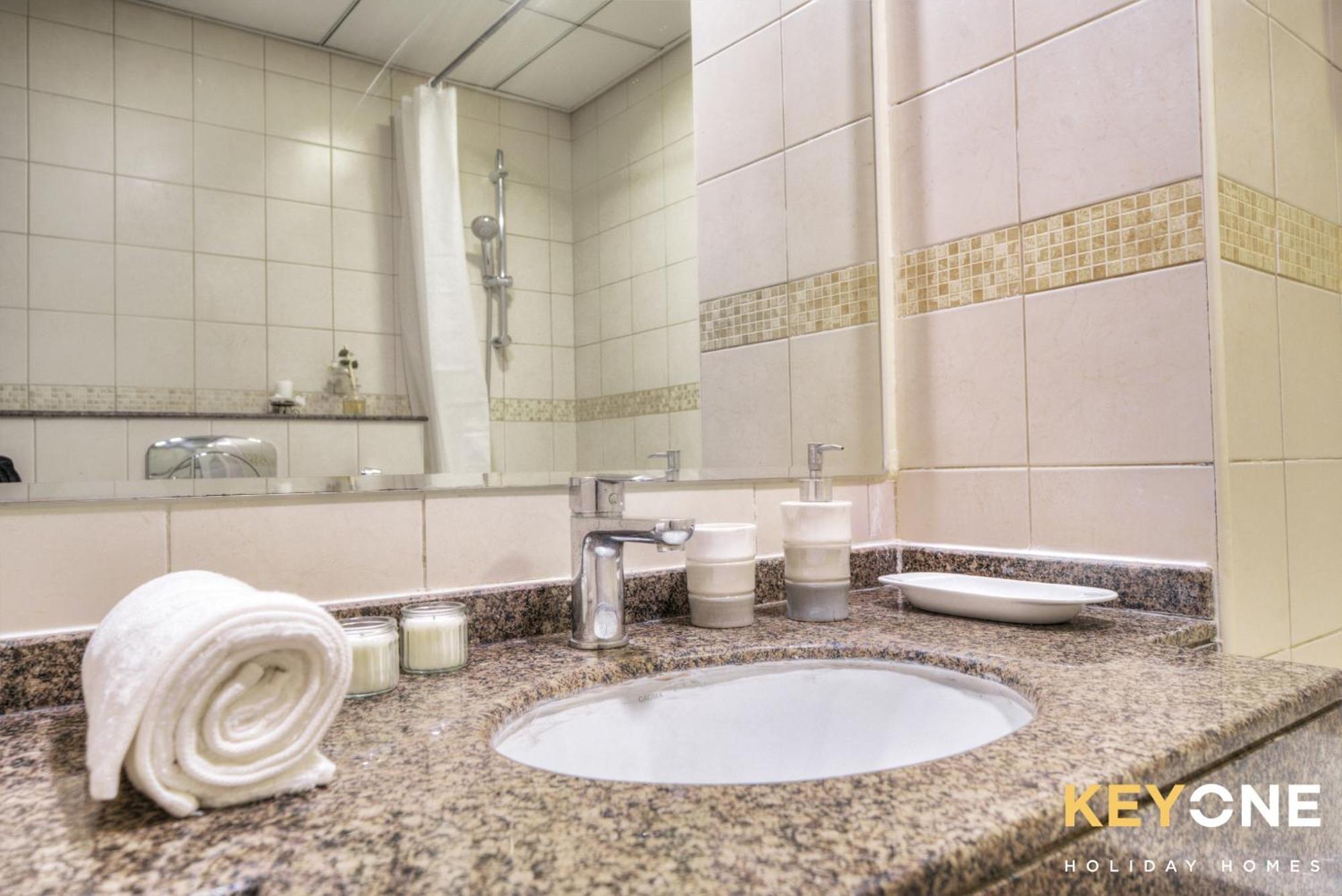 Contemporary One Bedroom With Full Marina View Апартаменты