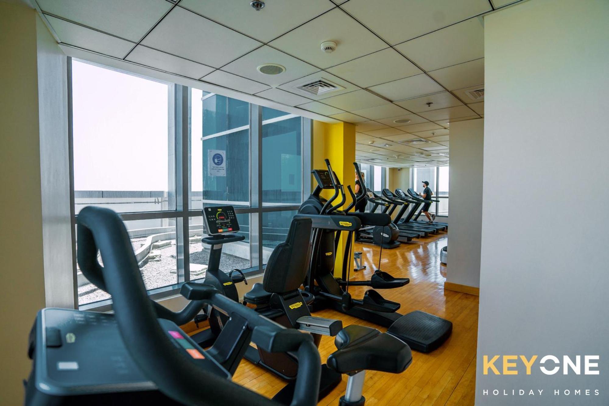 Contemporary One Bedroom With Full Marina View شقة